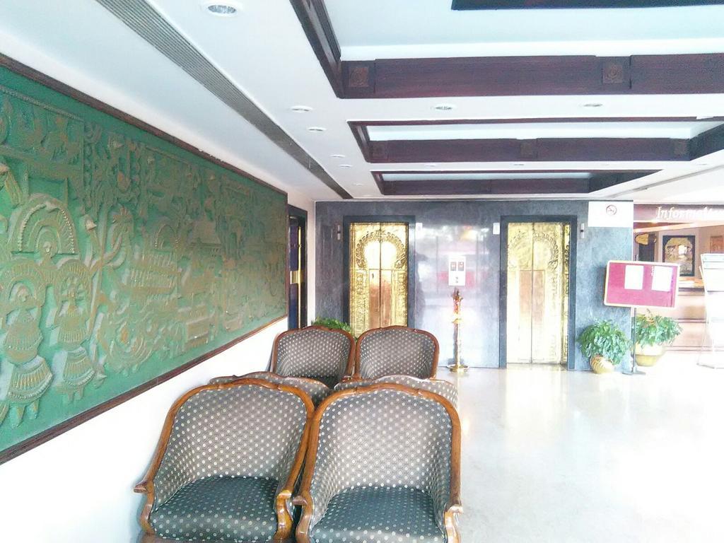 The Woods Manor Mg Road Hotel Kochi Bagian luar foto