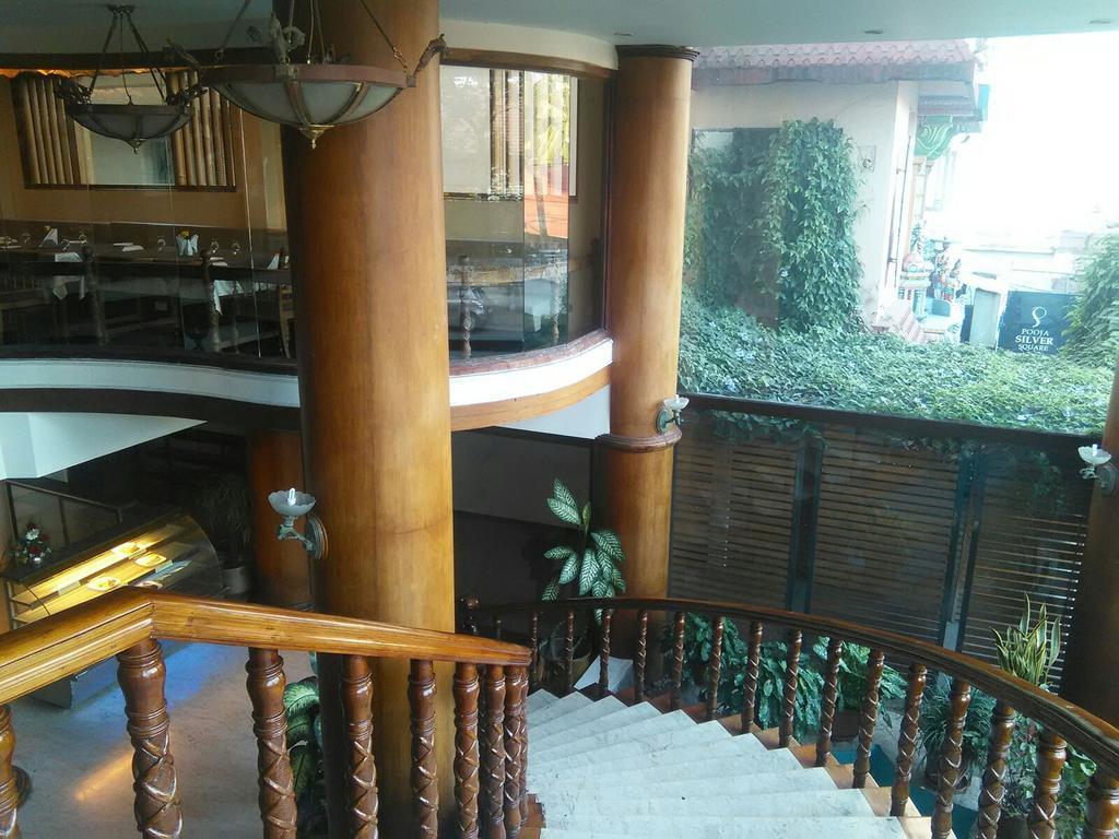 The Woods Manor Mg Road Hotel Kochi Bagian luar foto