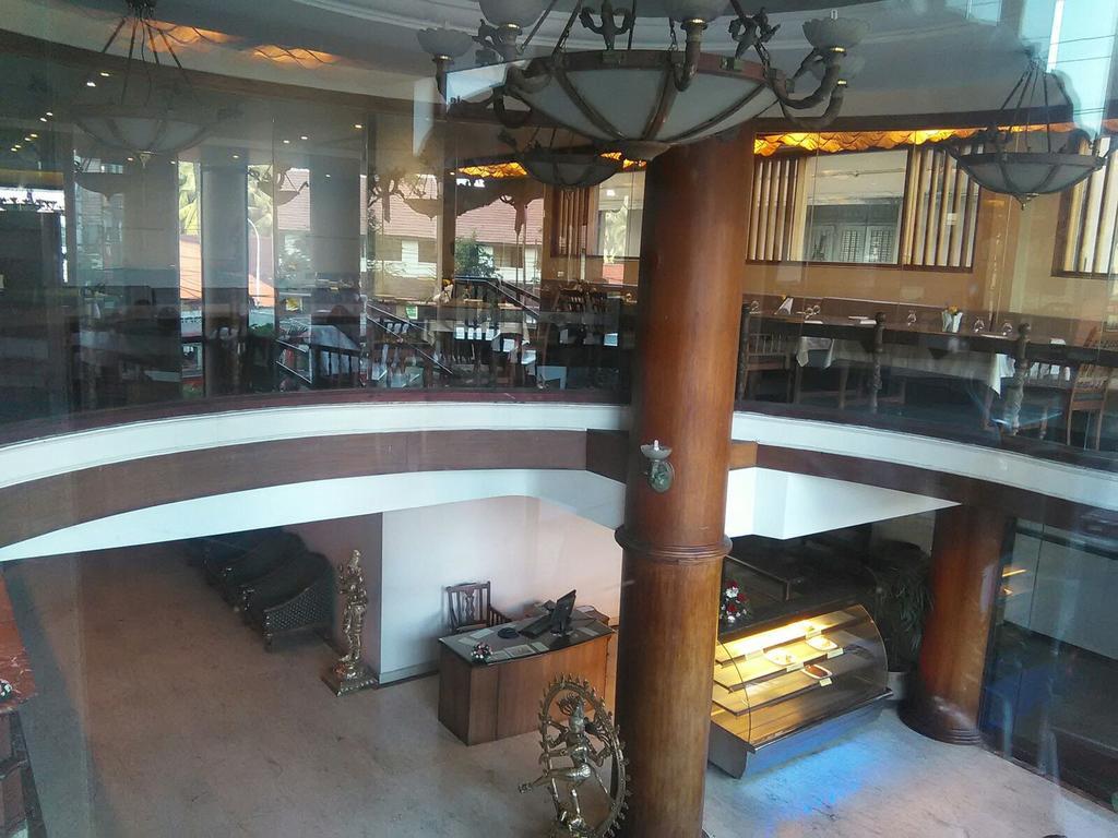The Woods Manor Mg Road Hotel Kochi Bagian luar foto