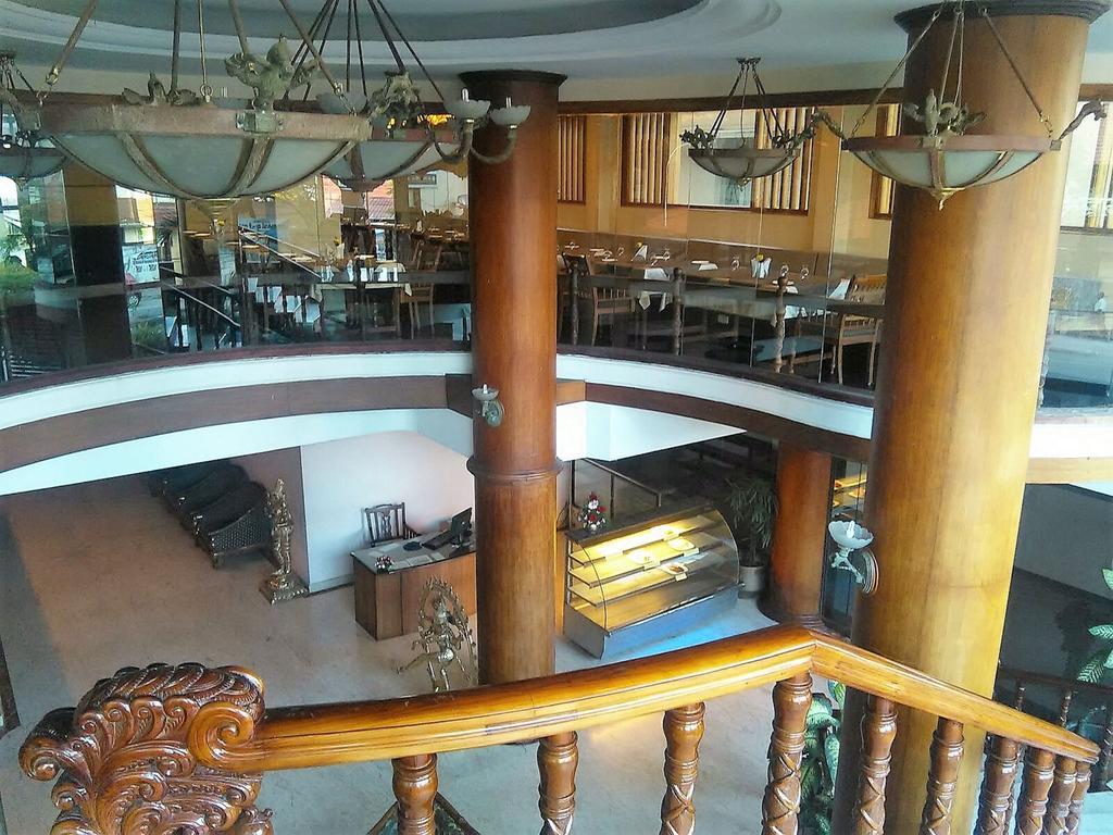 The Woods Manor Mg Road Hotel Kochi Bagian luar foto