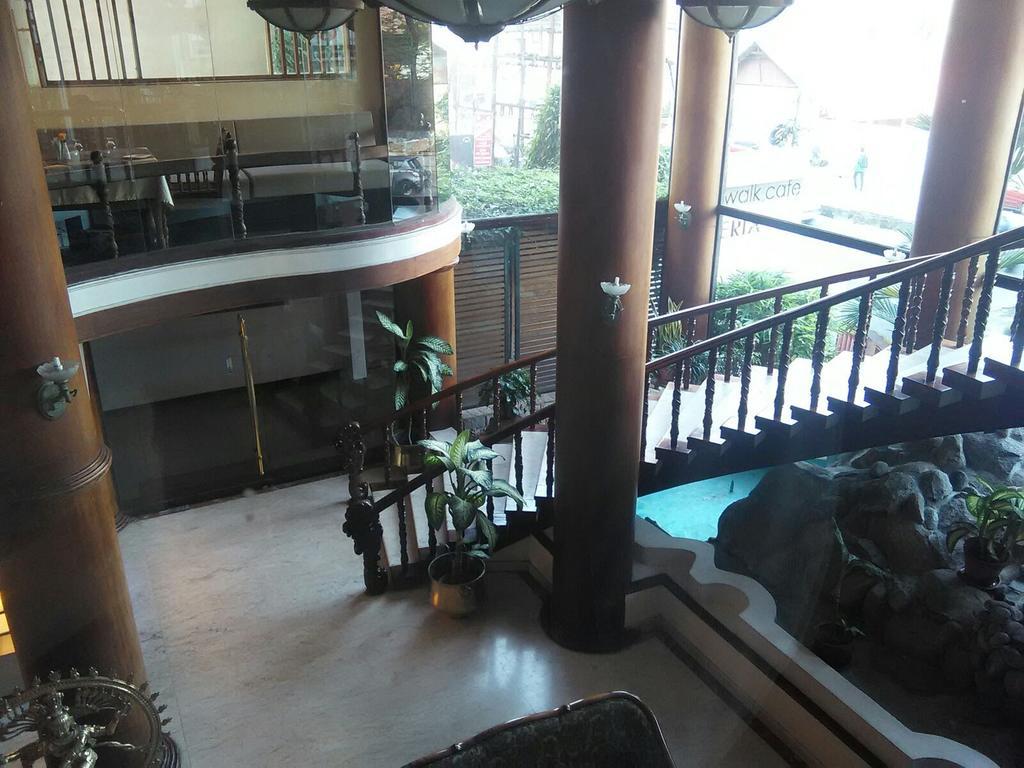 The Woods Manor Mg Road Hotel Kochi Bagian luar foto