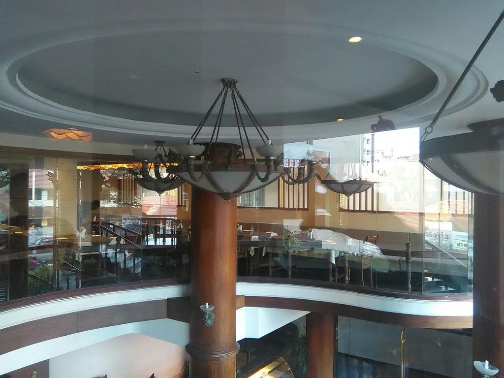 The Woods Manor Mg Road Hotel Kochi Bagian luar foto