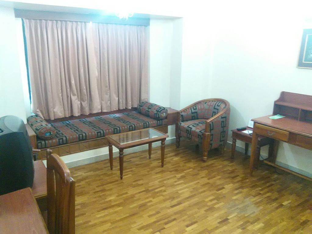 The Woods Manor Mg Road Hotel Kochi Bagian luar foto