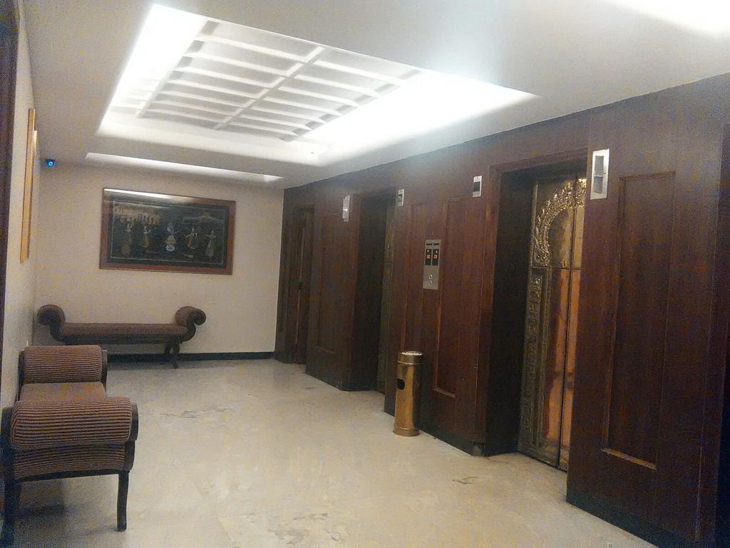 The Woods Manor Mg Road Hotel Kochi Bagian luar foto