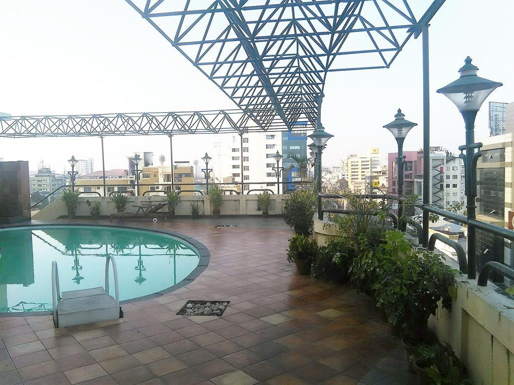 The Woods Manor Mg Road Hotel Kochi Bagian luar foto