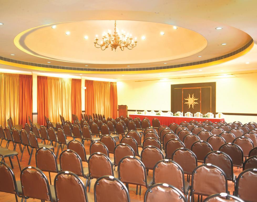 The Woods Manor Mg Road Hotel Kochi Bagian luar foto