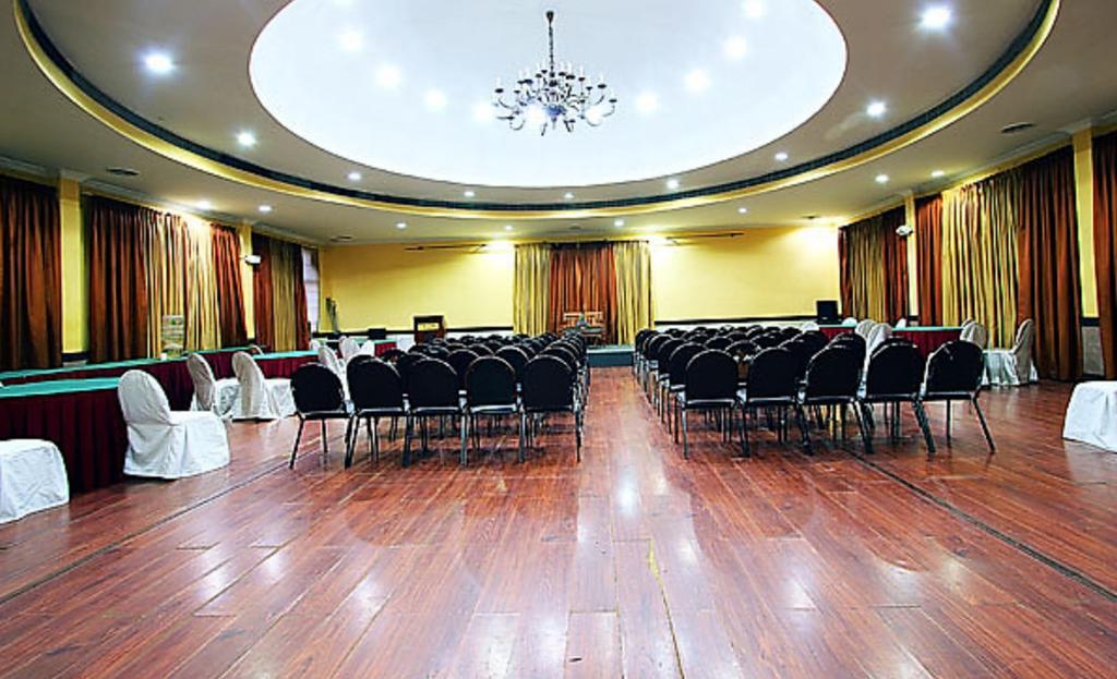 The Woods Manor Mg Road Hotel Kochi Bagian luar foto