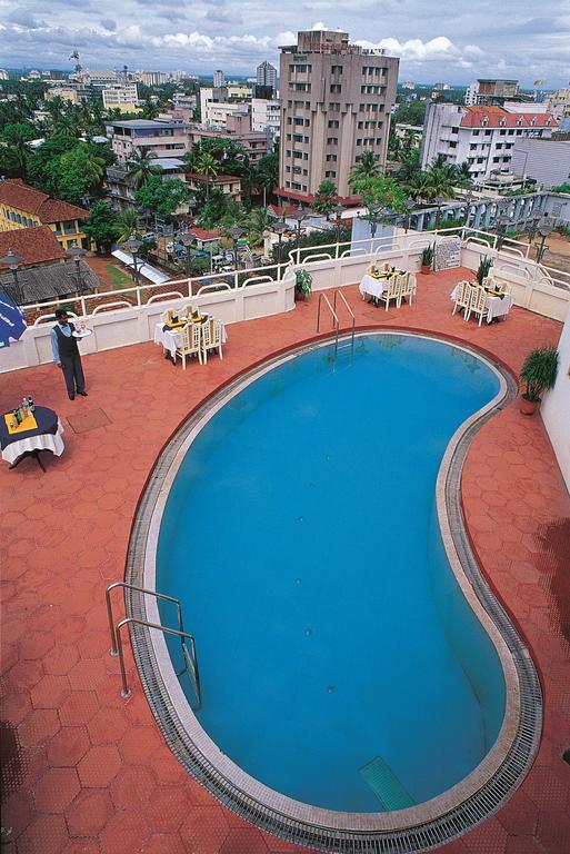 The Woods Manor Mg Road Hotel Kochi Bagian luar foto