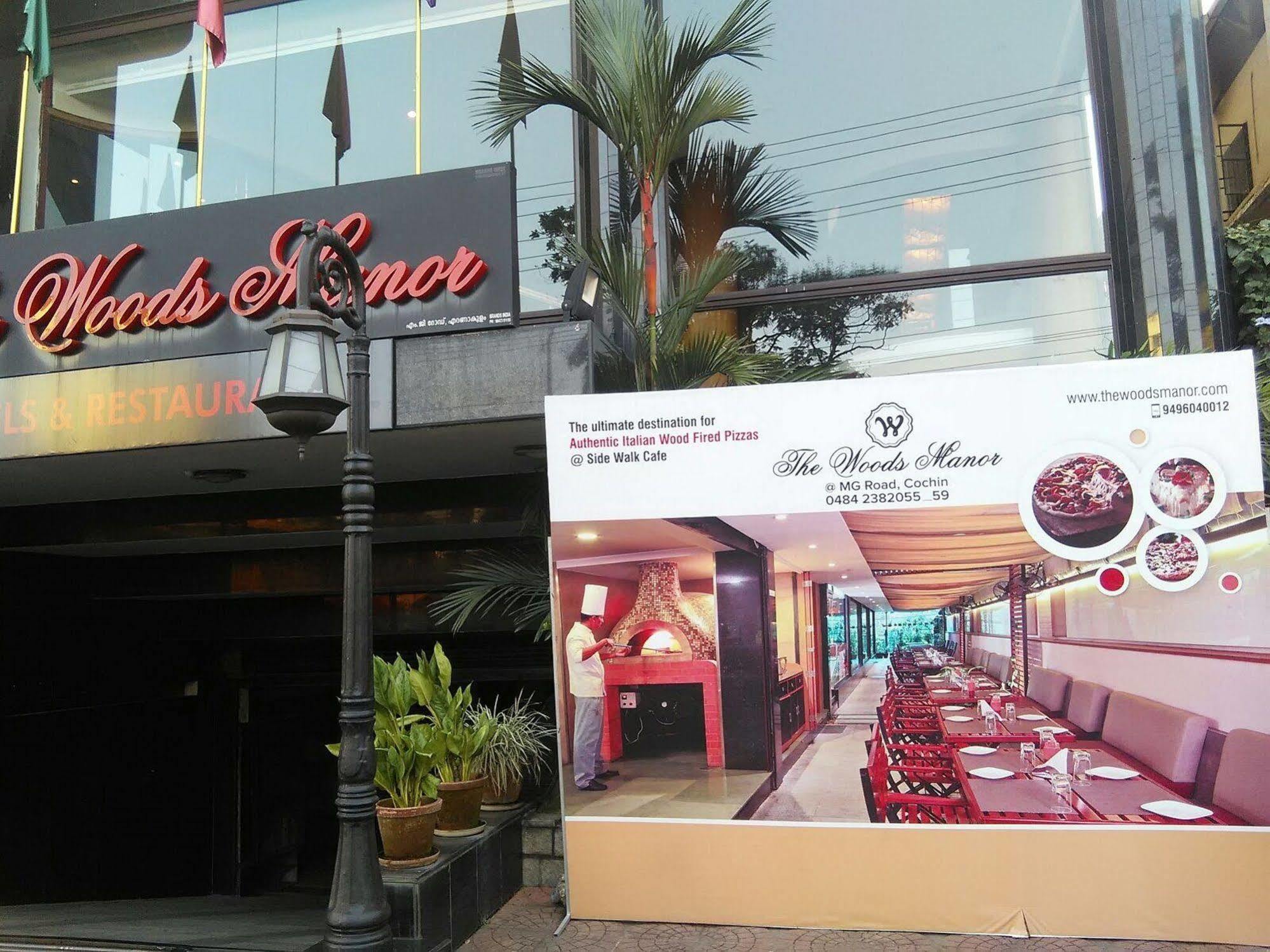 The Woods Manor Mg Road Hotel Kochi Bagian luar foto