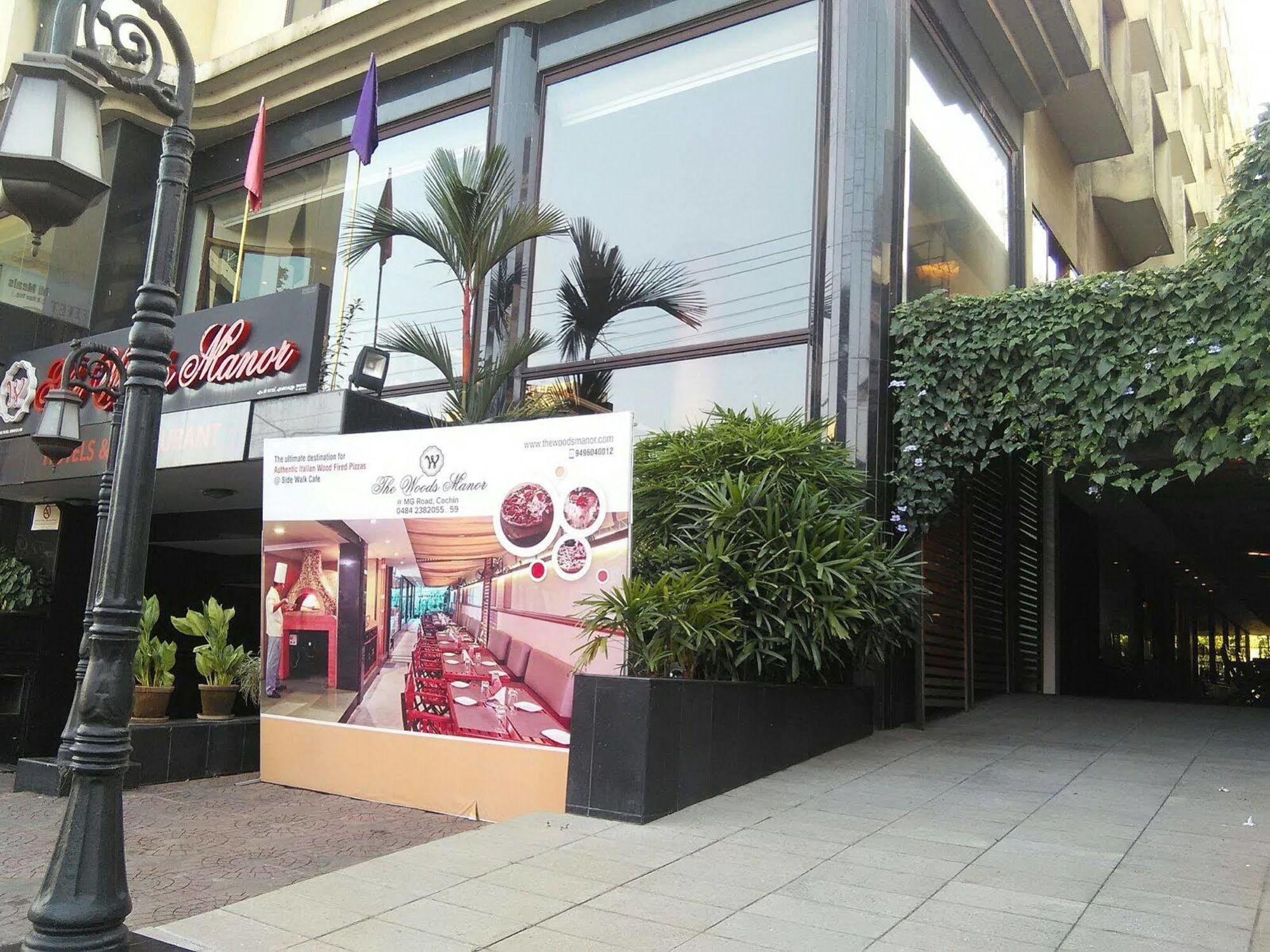 The Woods Manor Mg Road Hotel Kochi Bagian luar foto