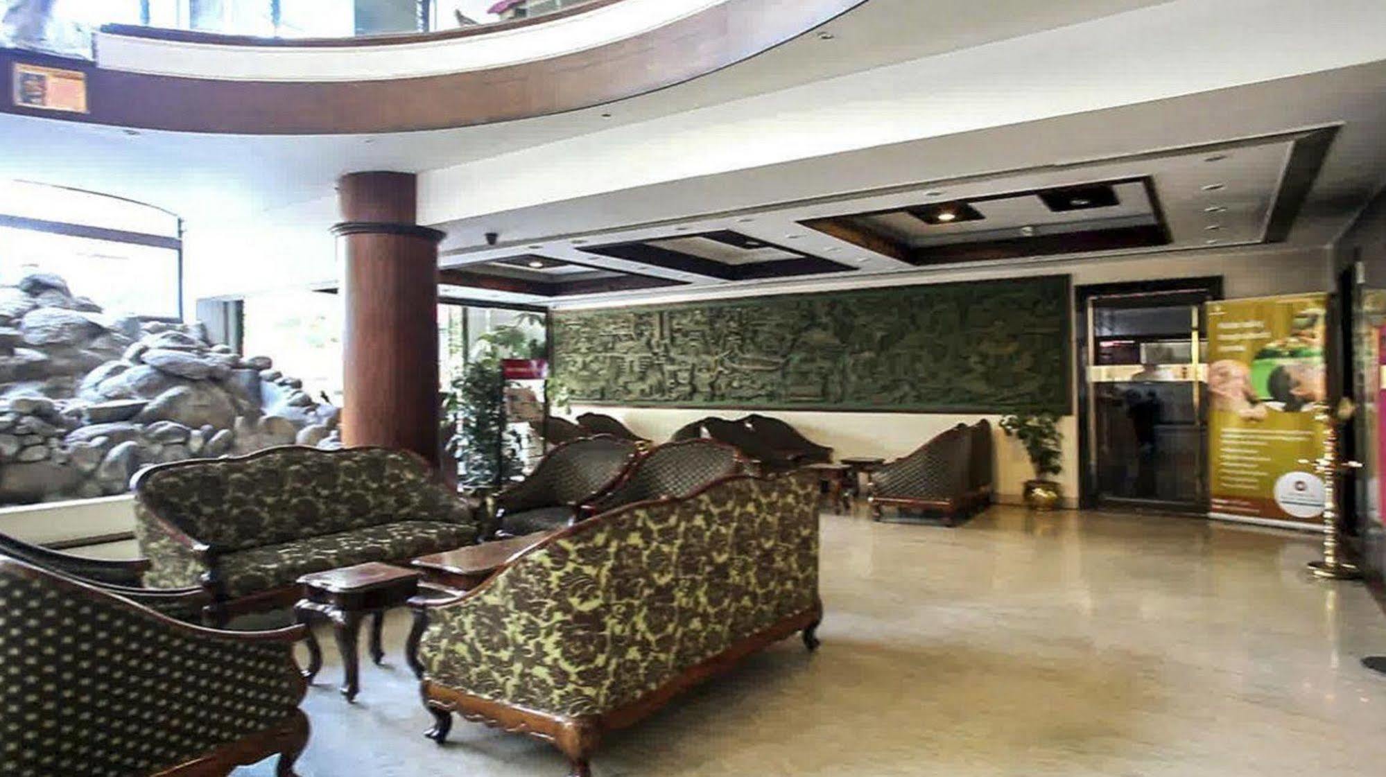 The Woods Manor Mg Road Hotel Kochi Bagian luar foto
