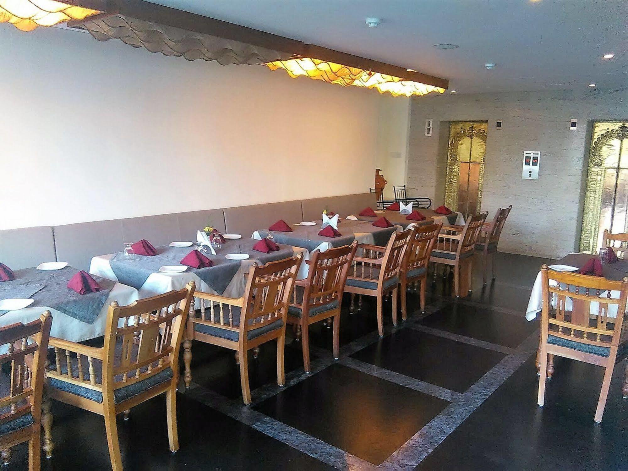 The Woods Manor Mg Road Hotel Kochi Bagian luar foto