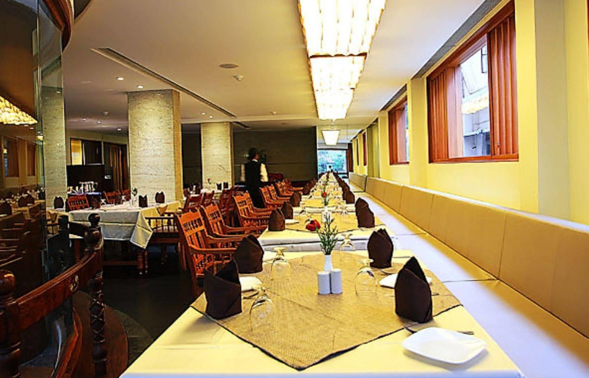 The Woods Manor Mg Road Hotel Kochi Bagian luar foto