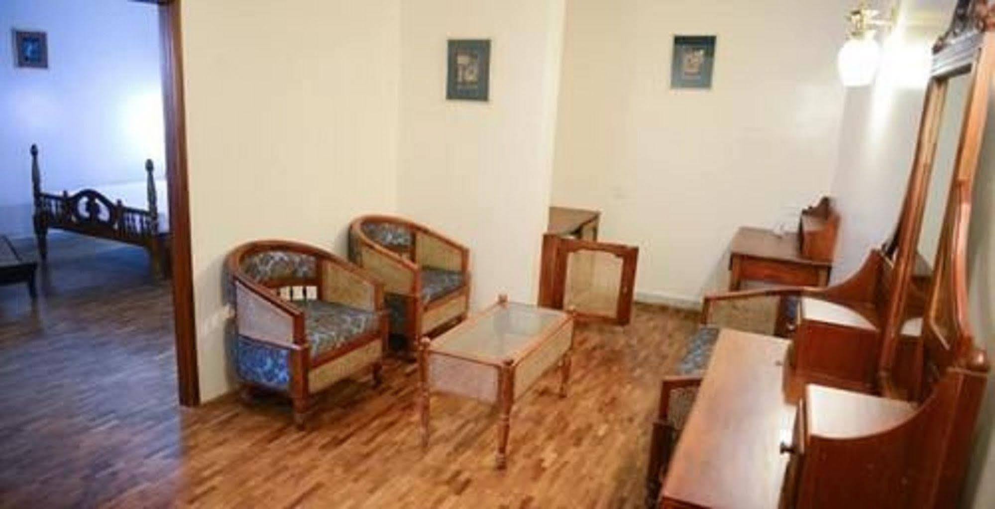 The Woods Manor Mg Road Hotel Kochi Bagian luar foto