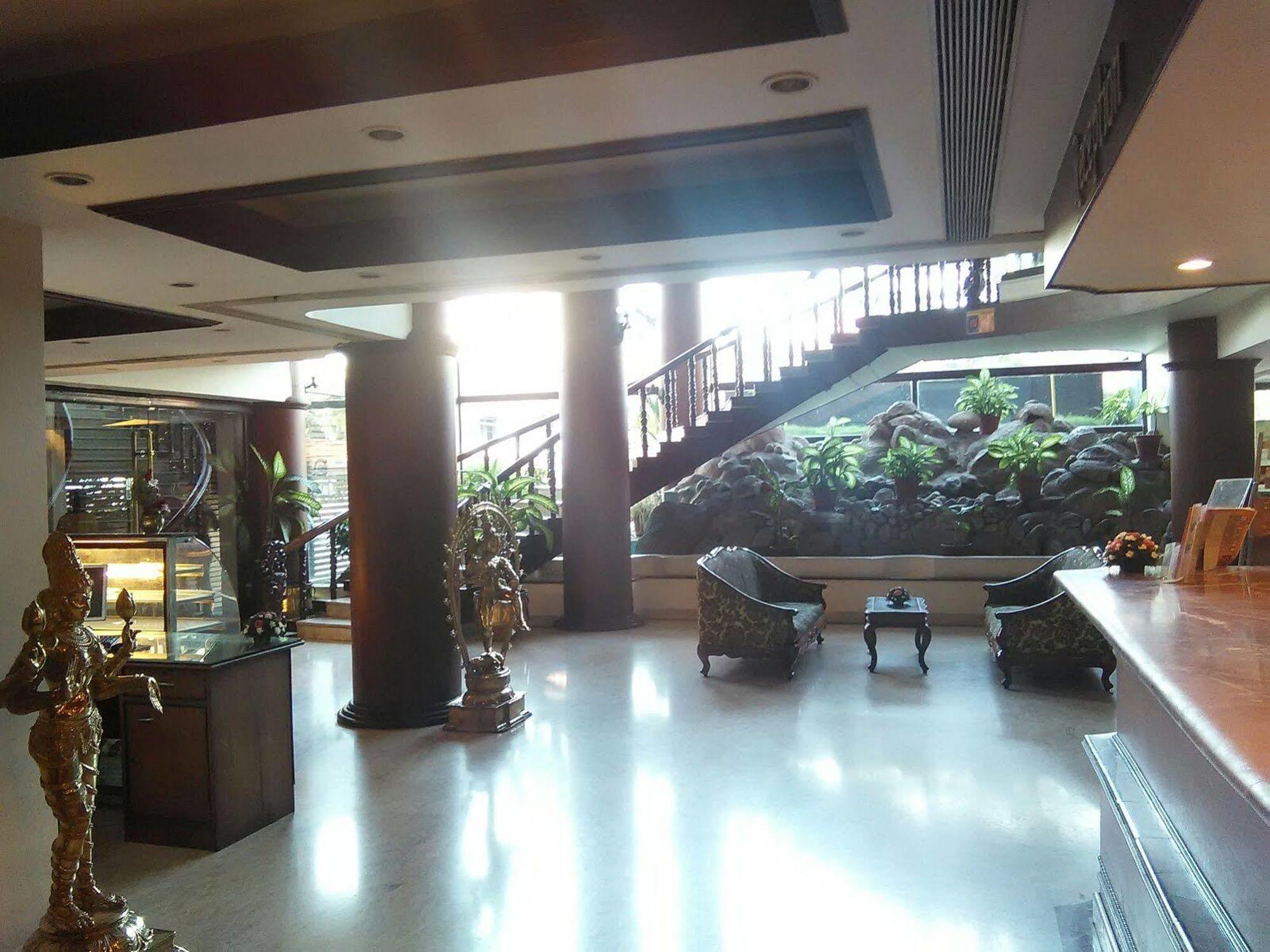 The Woods Manor Mg Road Hotel Kochi Bagian luar foto