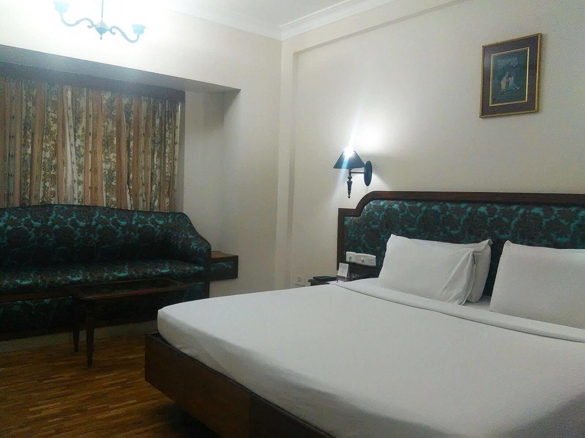 The Woods Manor Mg Road Hotel Kochi Bagian luar foto