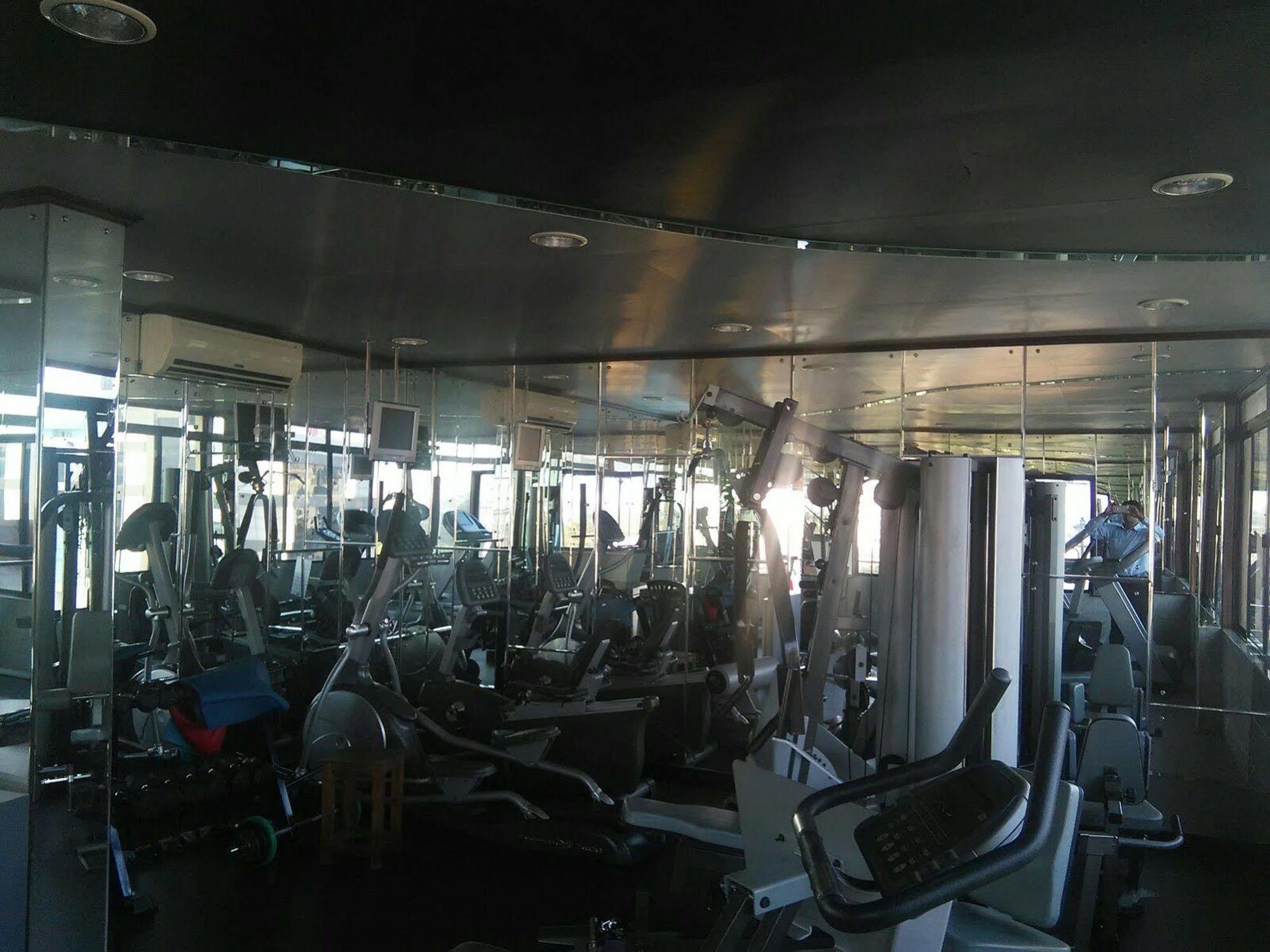 The Woods Manor Mg Road Hotel Kochi Bagian luar foto