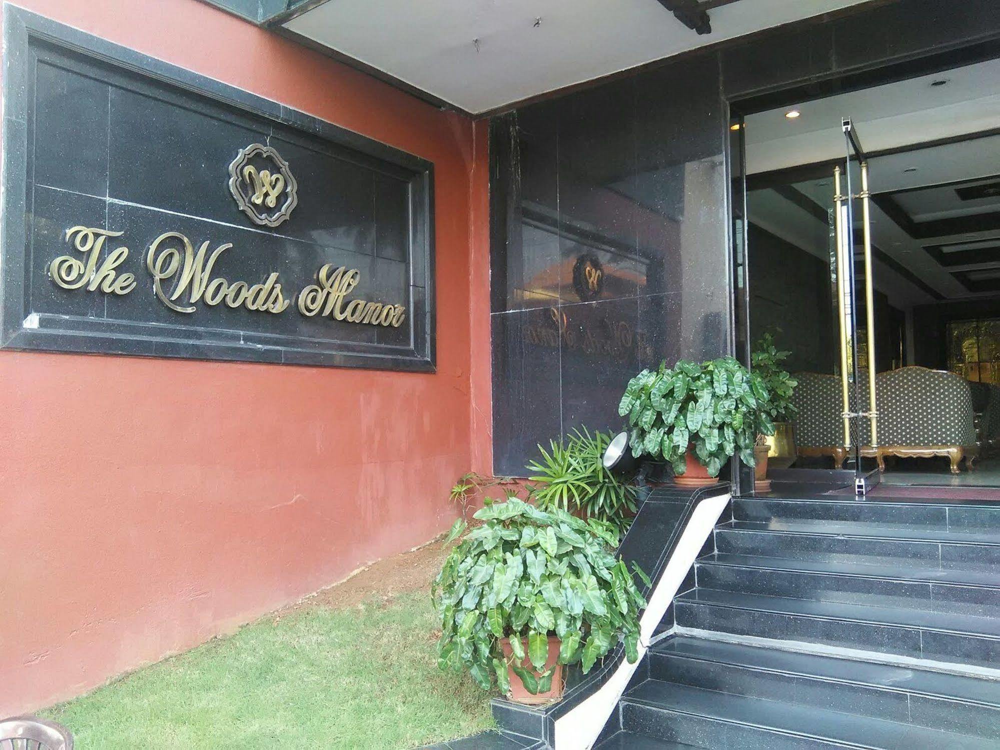 The Woods Manor Mg Road Hotel Kochi Bagian luar foto