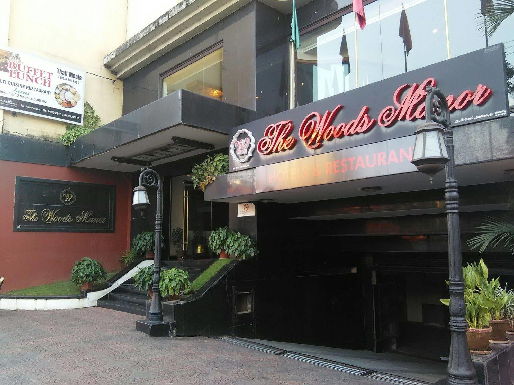 The Woods Manor Mg Road Hotel Kochi Bagian luar foto