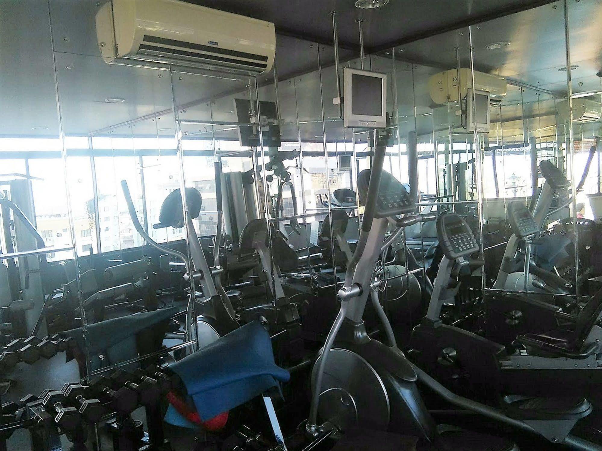 The Woods Manor Mg Road Hotel Kochi Bagian luar foto