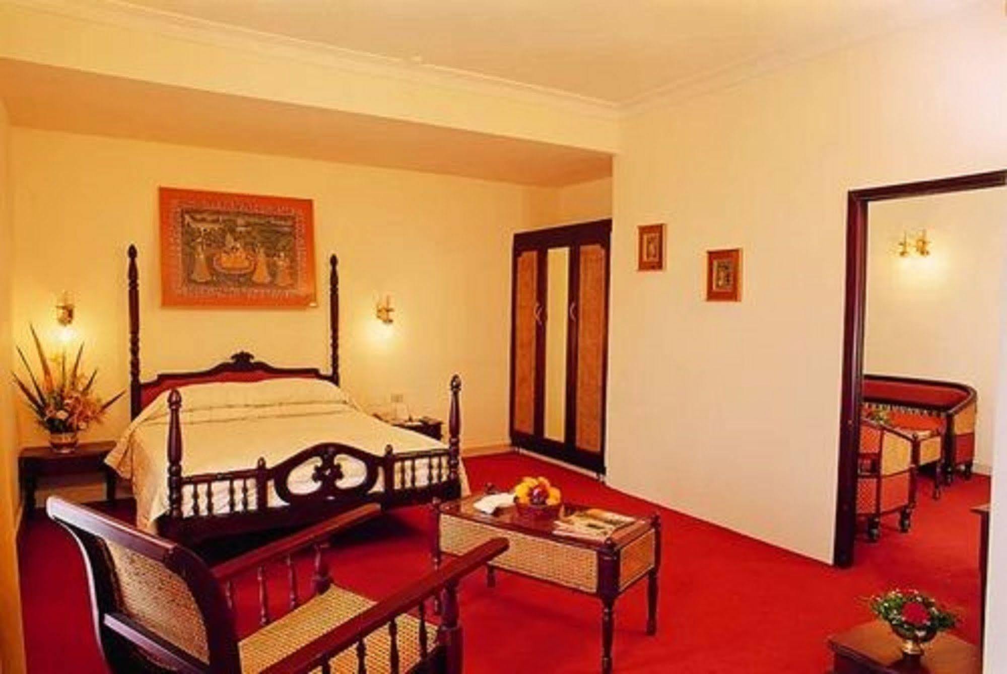 The Woods Manor Mg Road Hotel Kochi Bagian luar foto