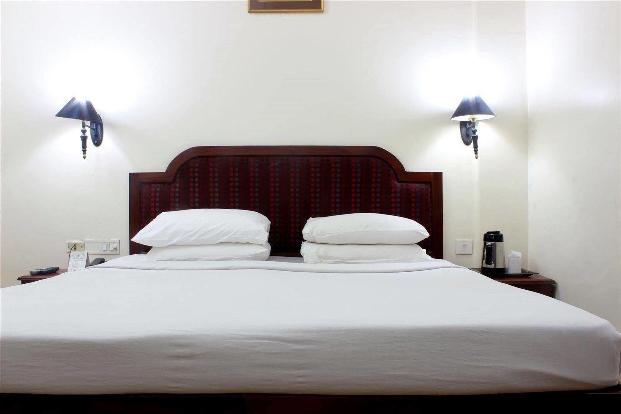 The Woods Manor Mg Road Hotel Kochi Bagian luar foto