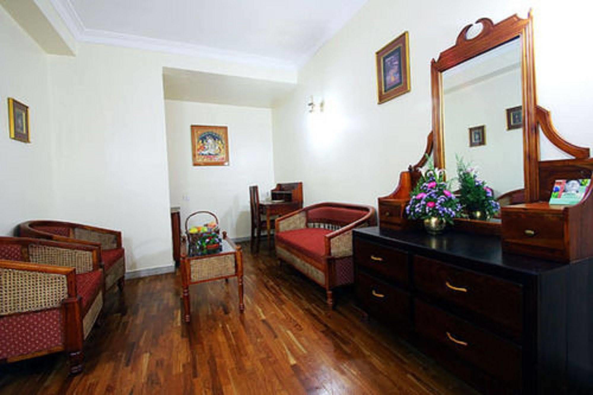 The Woods Manor Mg Road Hotel Kochi Bagian luar foto