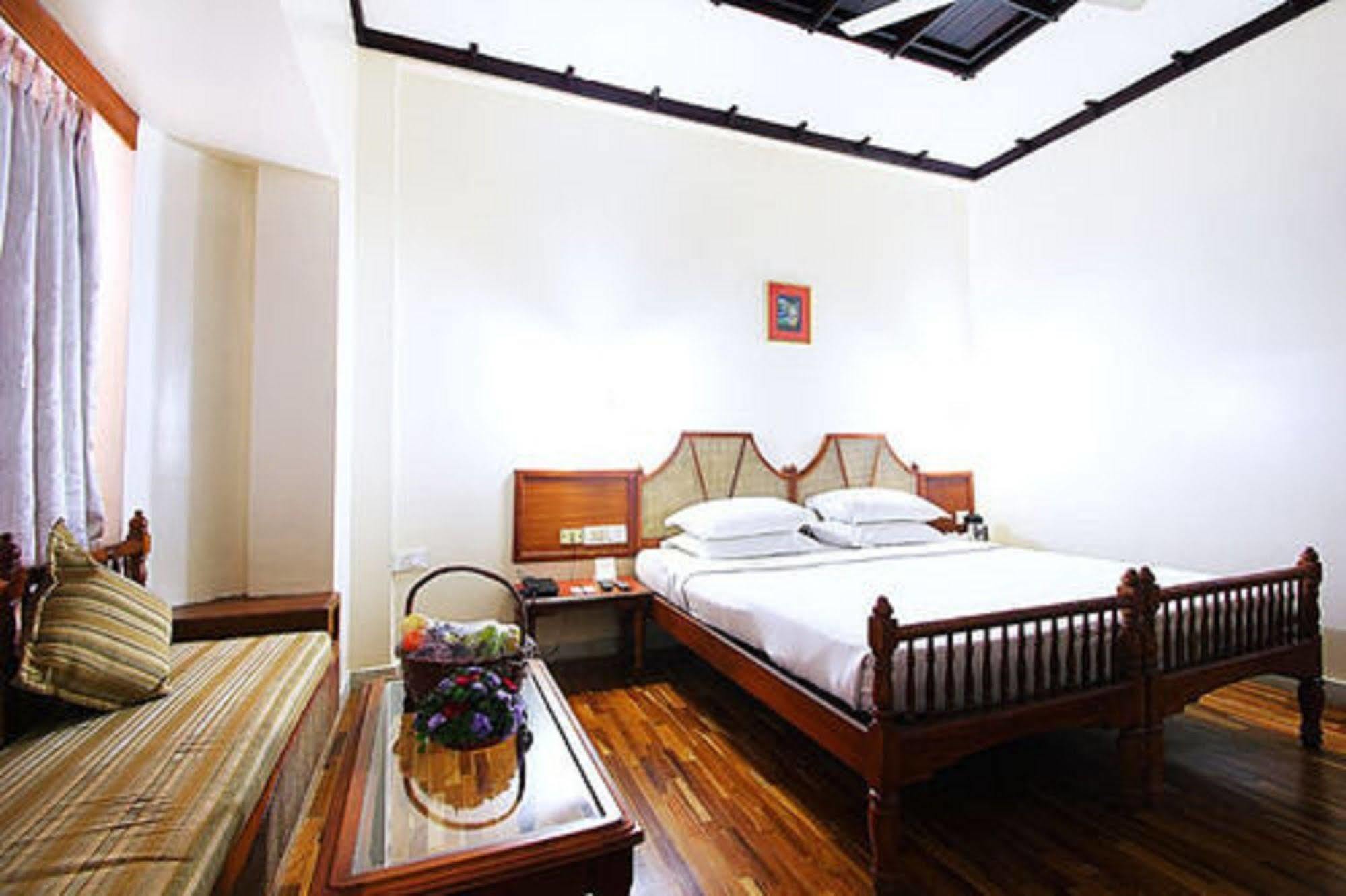 The Woods Manor Mg Road Hotel Kochi Bagian luar foto
