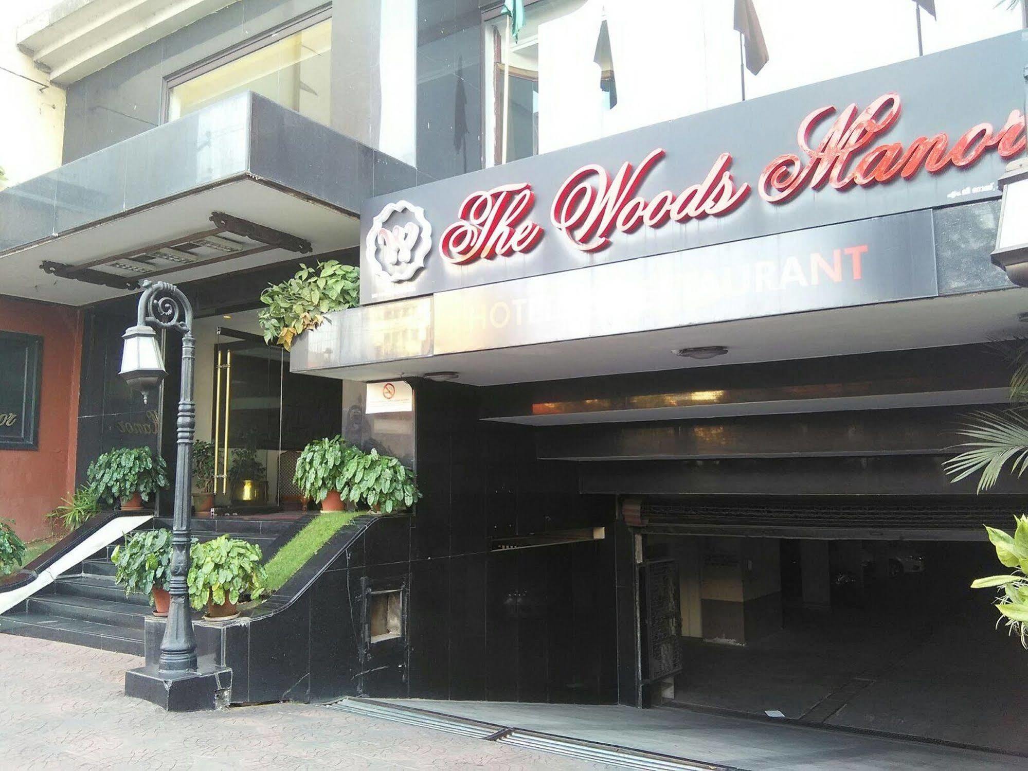 The Woods Manor Mg Road Hotel Kochi Bagian luar foto