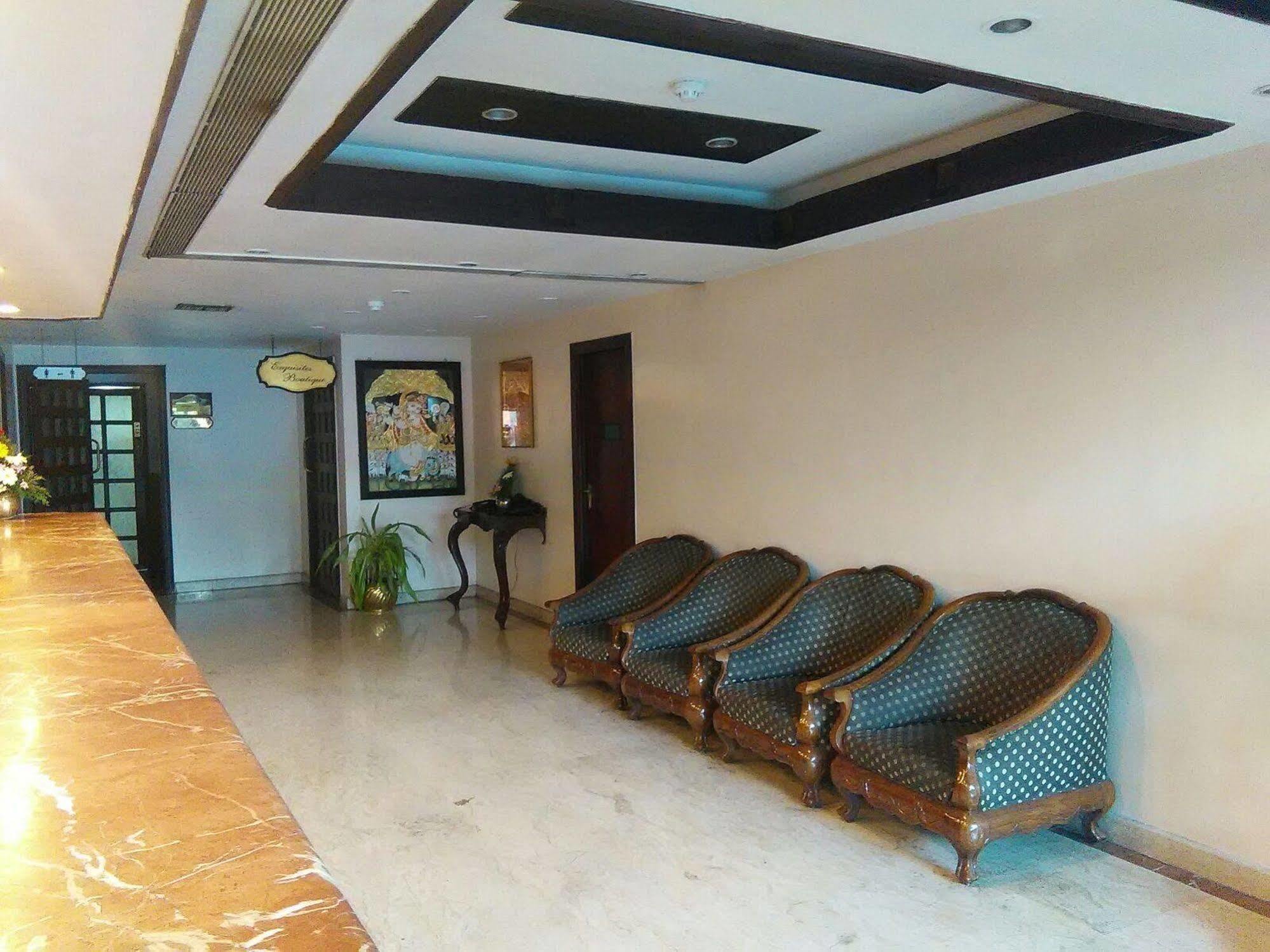 The Woods Manor Mg Road Hotel Kochi Bagian luar foto