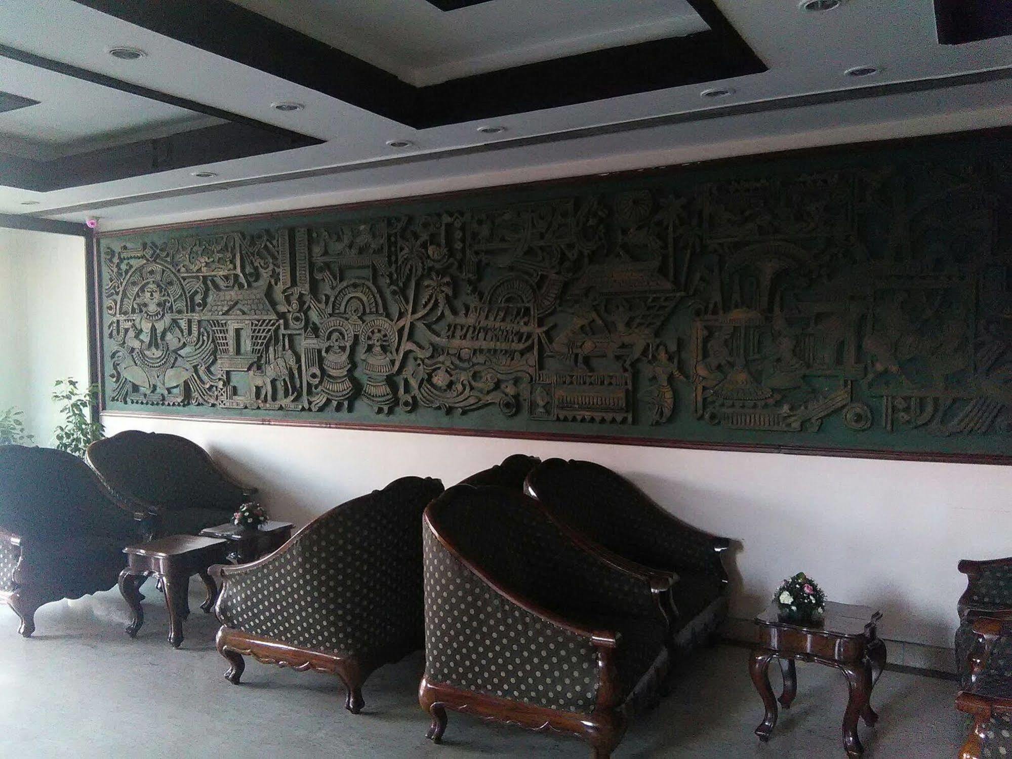 The Woods Manor Mg Road Hotel Kochi Bagian luar foto