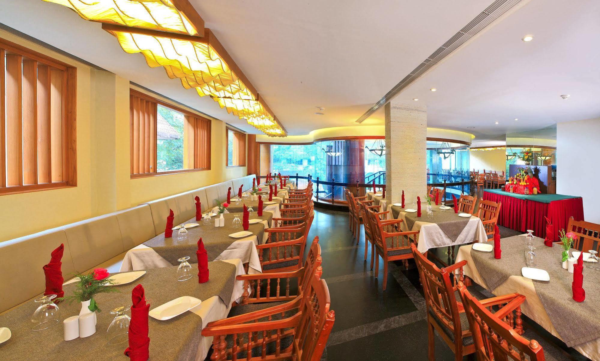 The Woods Manor Mg Road Hotel Kochi Bagian luar foto