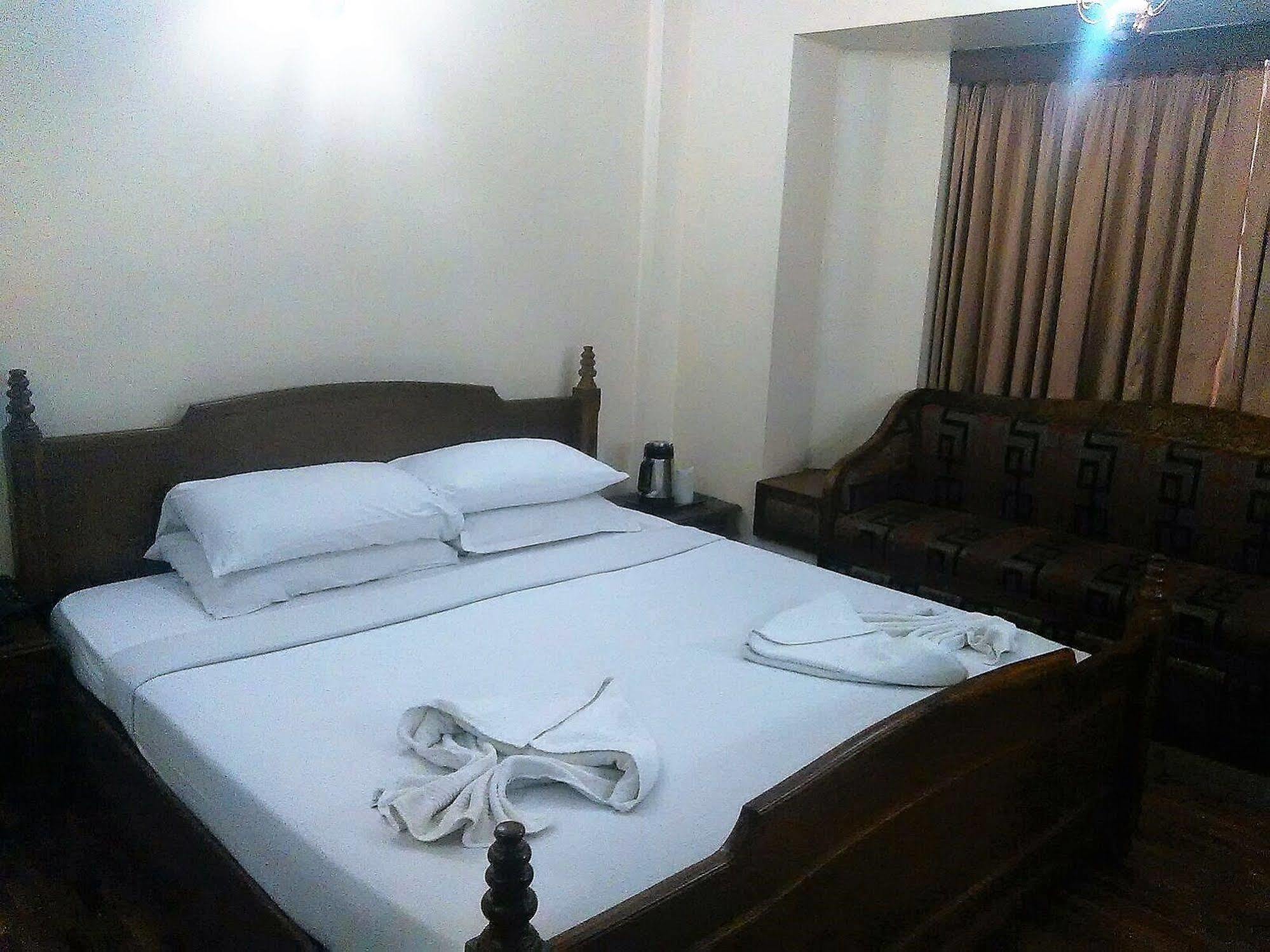 The Woods Manor Mg Road Hotel Kochi Bagian luar foto