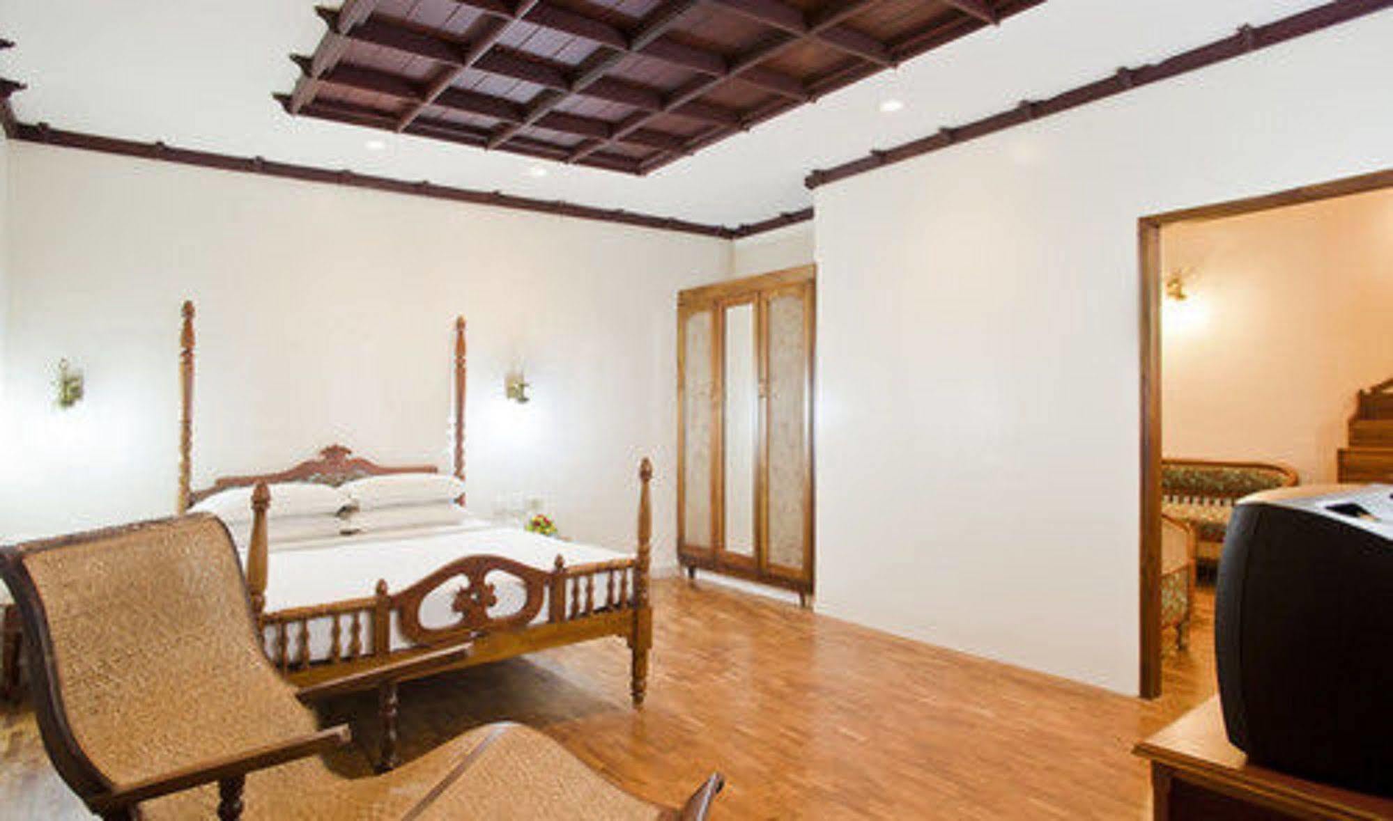 The Woods Manor Mg Road Hotel Kochi Bagian luar foto