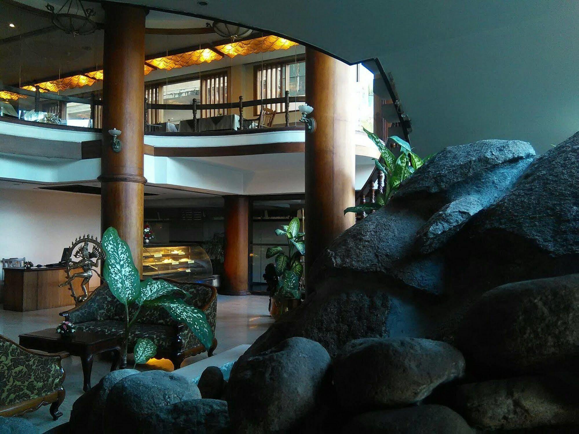 The Woods Manor Mg Road Hotel Kochi Bagian luar foto