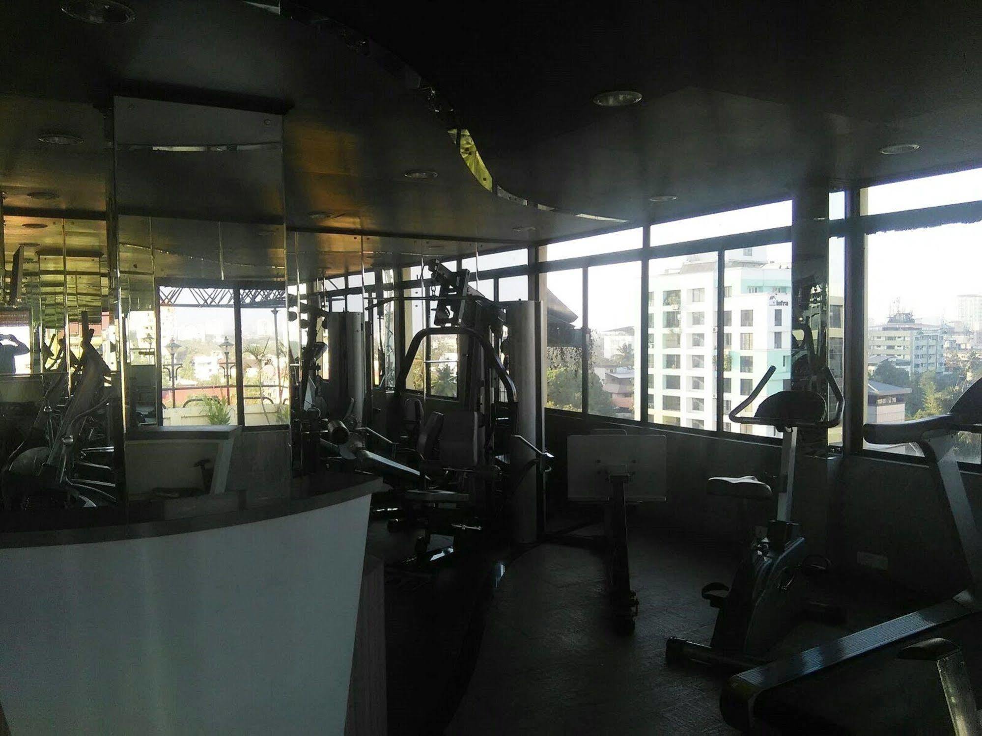 The Woods Manor Mg Road Hotel Kochi Bagian luar foto